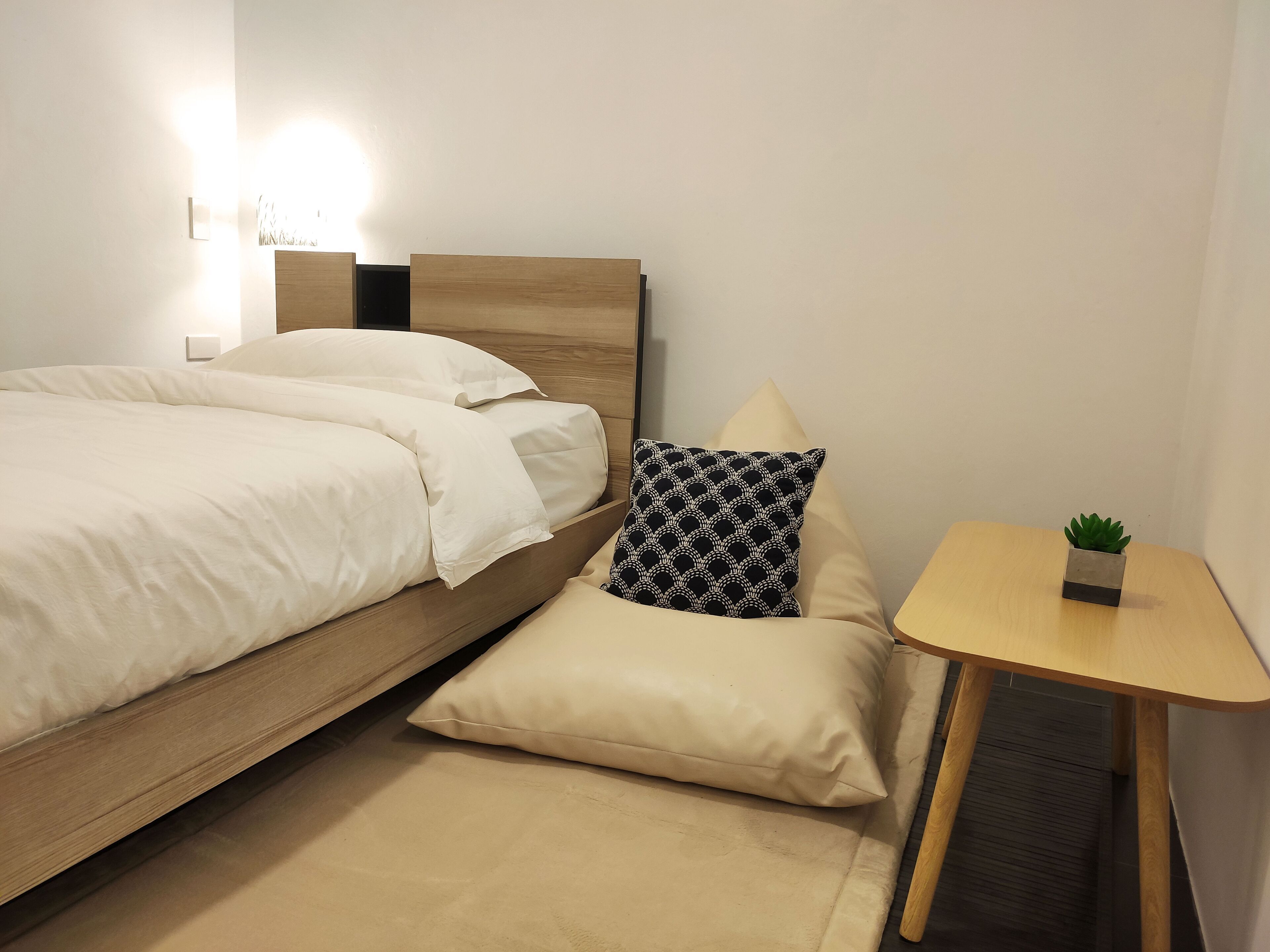 Blackout drapes, free WiFi, bed sheets