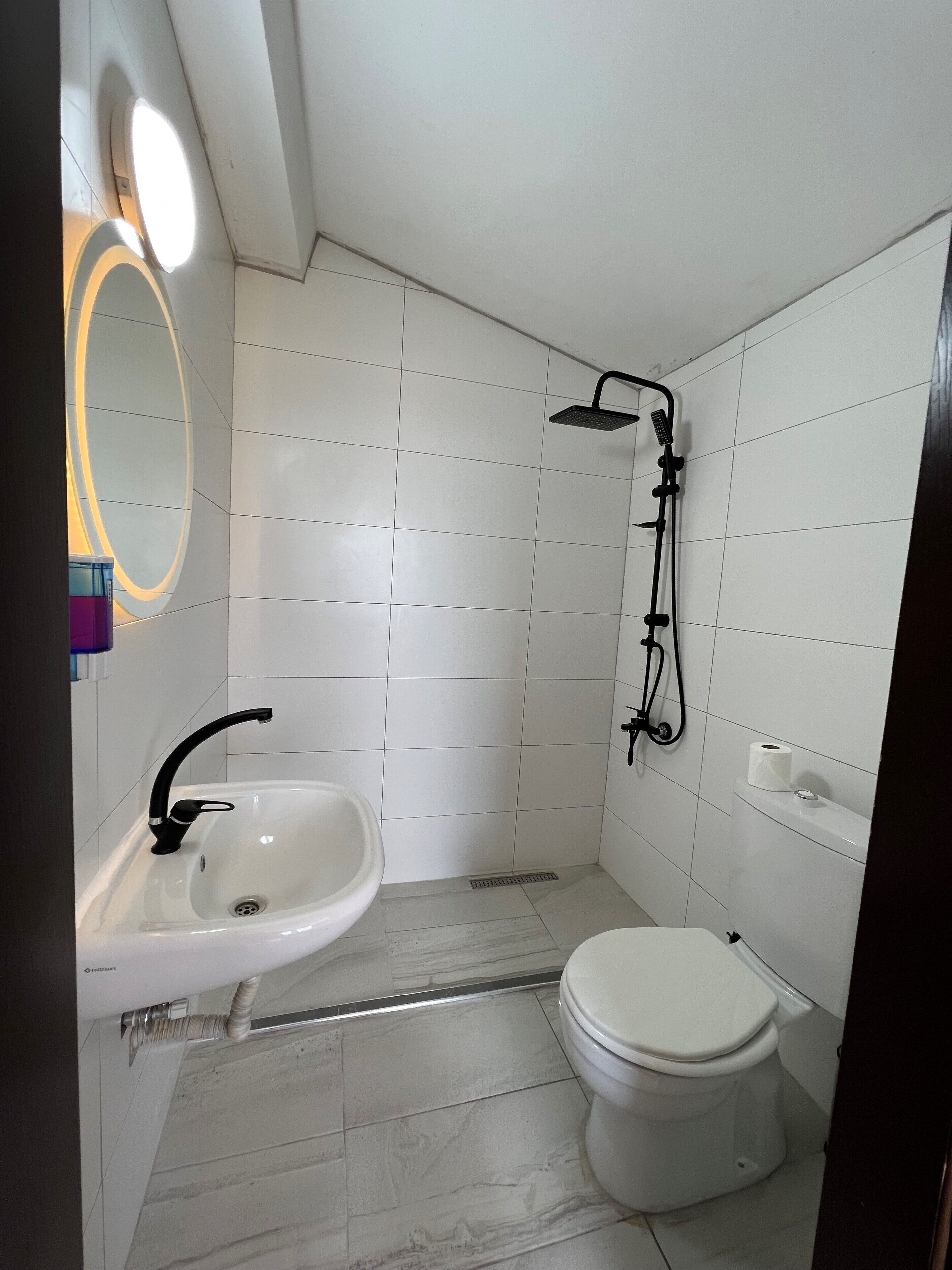 Deluxe Double Room, City View | Bathroom | Shower, rainfall showerhead, free toiletries, hair dryer