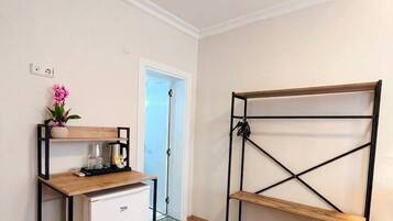 Quarto standard, 1 cama de casal | Frigobar, escrivaninha, espaço de trabalho para notebook