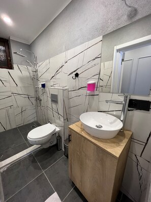 Exclusive Room, 1 King Bed | Bathroom | Shower, rainfall showerhead, free toiletries, hair dryer - Blue Sea Hotel (Tuzla)