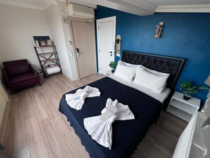 Deluxe Double Room, Sea View | Bar mini, meja, ruang kerja komputer riba, Wi-fi percuma 