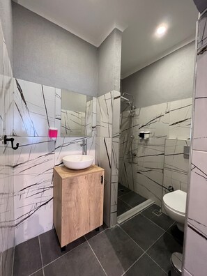 Shower, rainfall showerhead, free toiletries, hair dryer - Blue Sea Hotel (Tuzla)