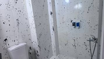 Quarto econômico | Banheiro | Chuveiro, chuveiro com efeito de chuva, produtos de toalete grátis