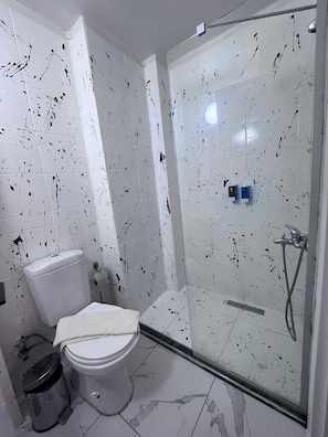 Economy Room ( No Window ) | Bathroom | Shower, rainfall showerhead, free toiletries, hair dryer - Blue Sea Hotel (Tuzla)