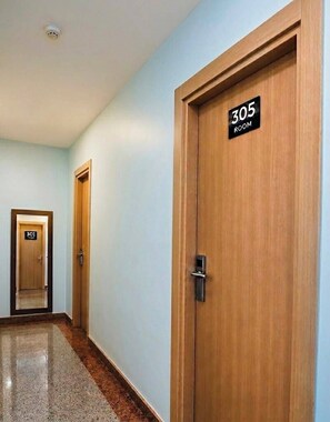 A hallway with two doors, one labeled '301' and the other '305 ROOM'. - Blue Sea Hotel (Tuzla)