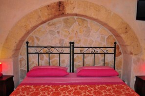 1 bedroom, bed sheets - AMBROSIA Bed & Breakfast (Oria)