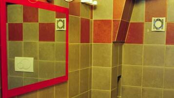 Badewanne, Haartrockner, Bidet, Handtücher