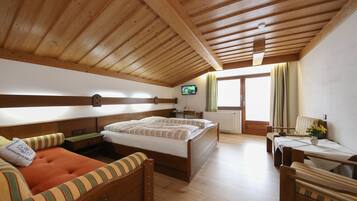 In-room safe, free WiFi, bed sheets