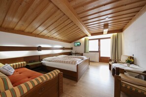 Habitación doble | 1 dormitorio, caja fuerte, wifi gratis y ropa de cama