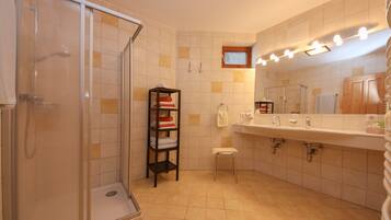 Apartamento | Baño | Artículos de higiene personal gratuitos, secador de pelo y toallas