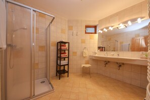 Apartment | Bathroom | Free toiletries, hair dryer, towels, soap - Forellenstube (Lofer)
