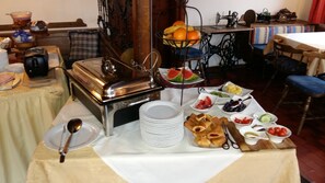 Se ofrece un desayuno bufé (10 EUR por persona)