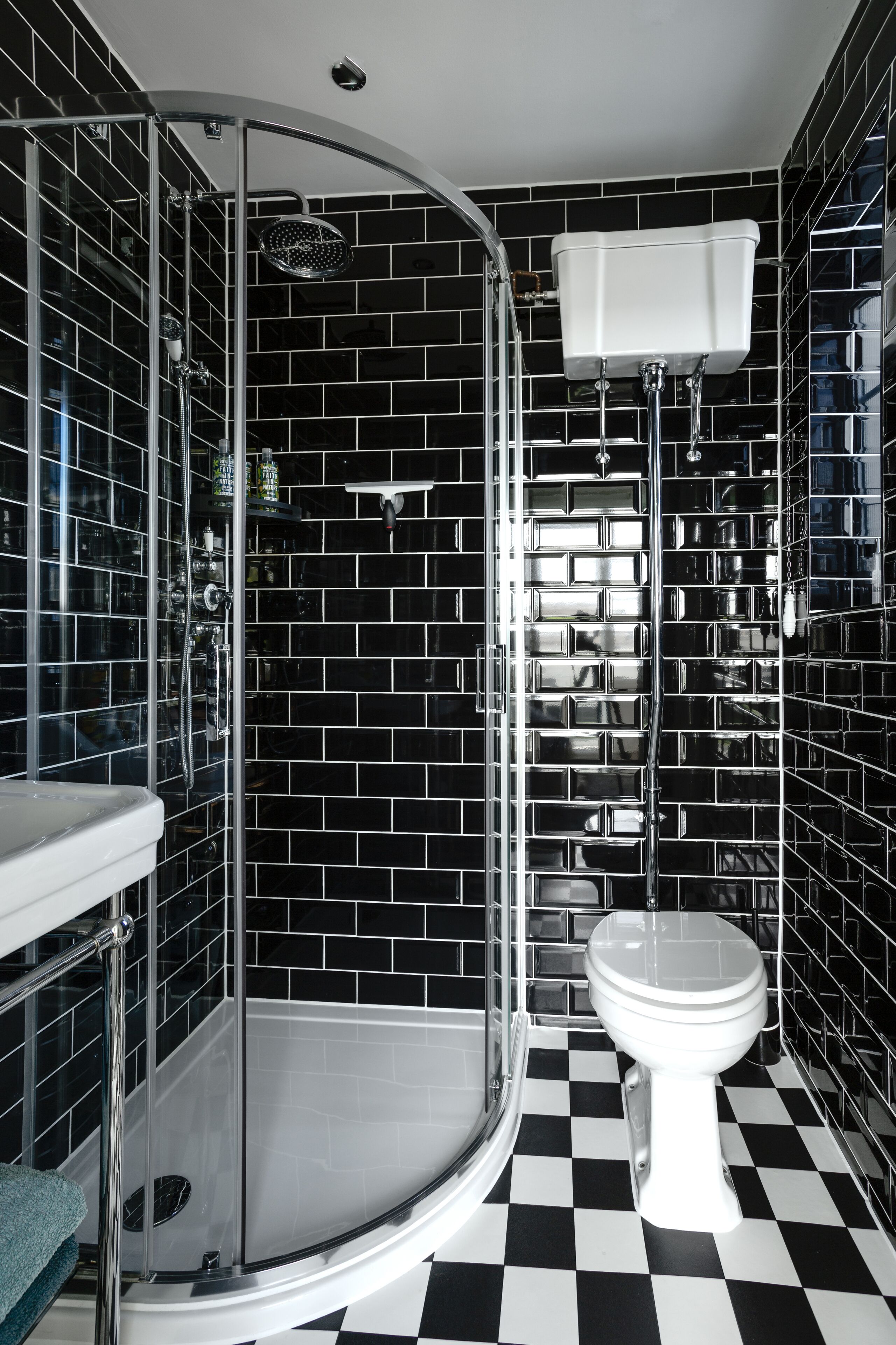 Baron & Lady Carson Suite | Bathroom | Hair dryer, towels, soap, shampoo