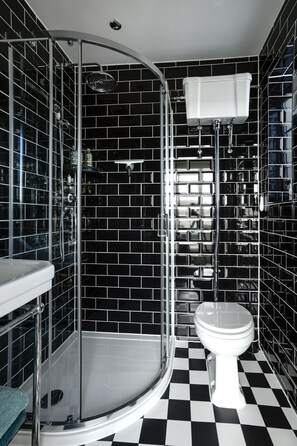 Baron & Lady Carson Suite | Bathroom | Hair dryer, towels, soap, shampoo - Twentieth Century B&B (Birchington)