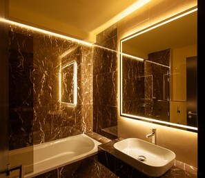 Rainfall showerhead, hair dryer, slippers, towels - Hotel DeSavoya (Timisoara)