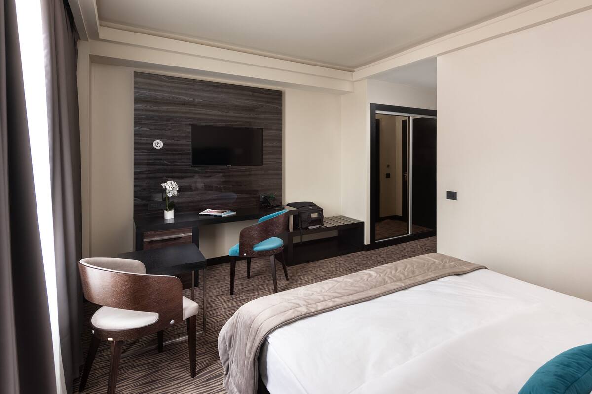 1 bedroom, Frette Italian sheets, premium bedding, down duvets