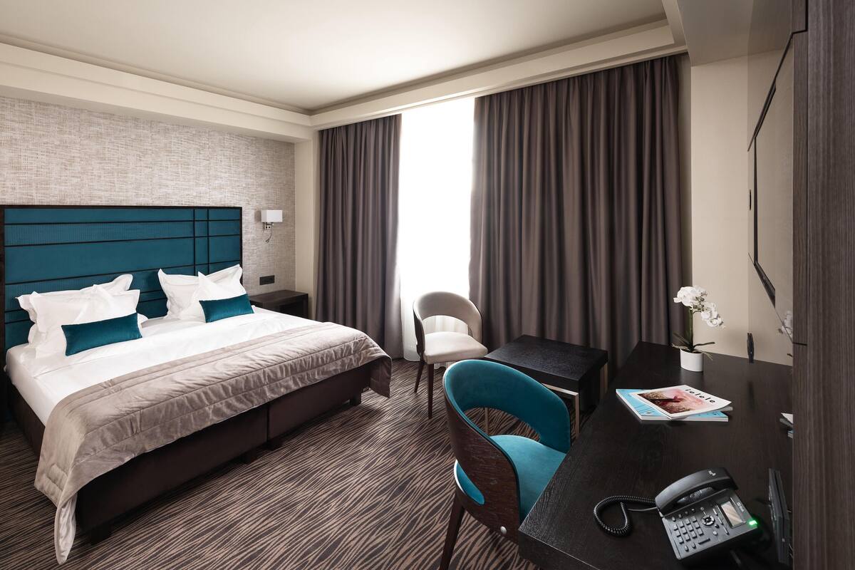 1 bedroom, Frette Italian sheets, premium bedding, down duvets