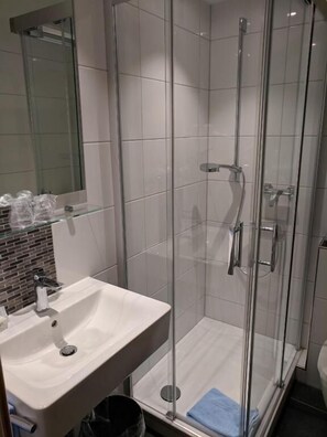 Shower, towels - Rheinterrassen Hotel Café Restaurant (Bornheim)