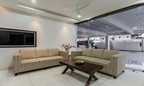 Lobby - Hotel VJR (Hyderabad)