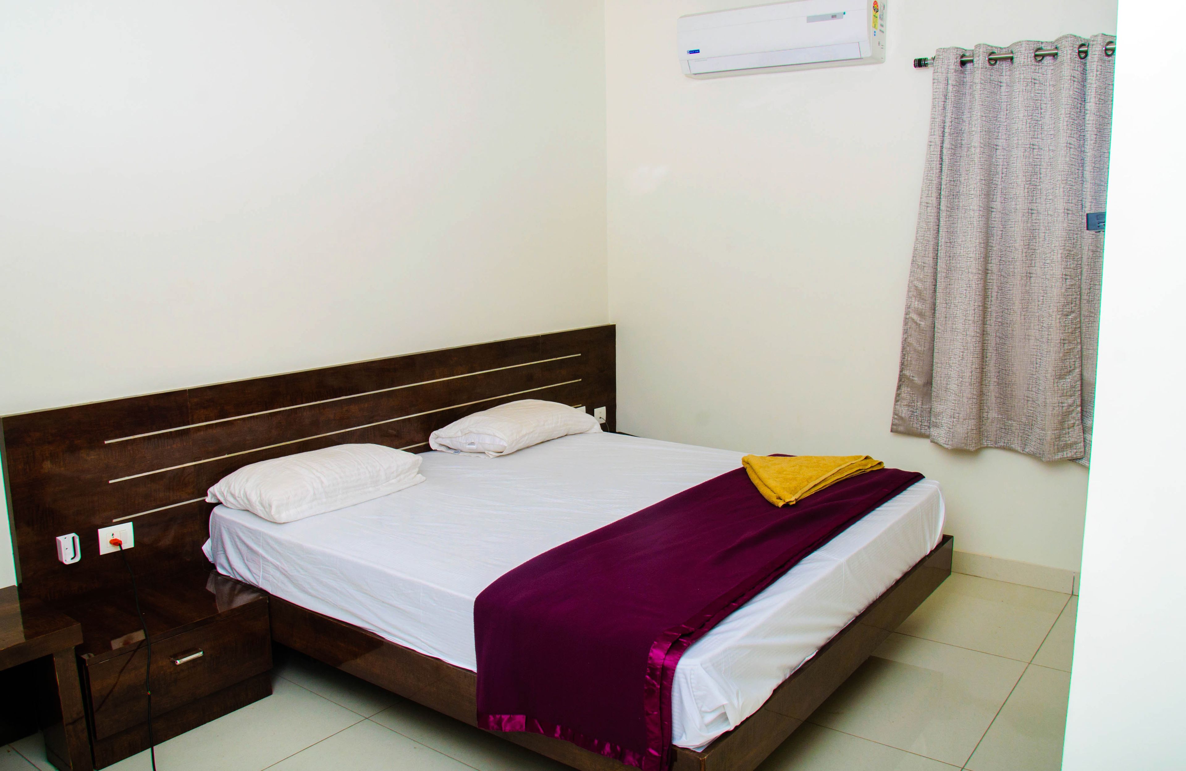 Deluxe AC Room | Bathroom | Shower, towels