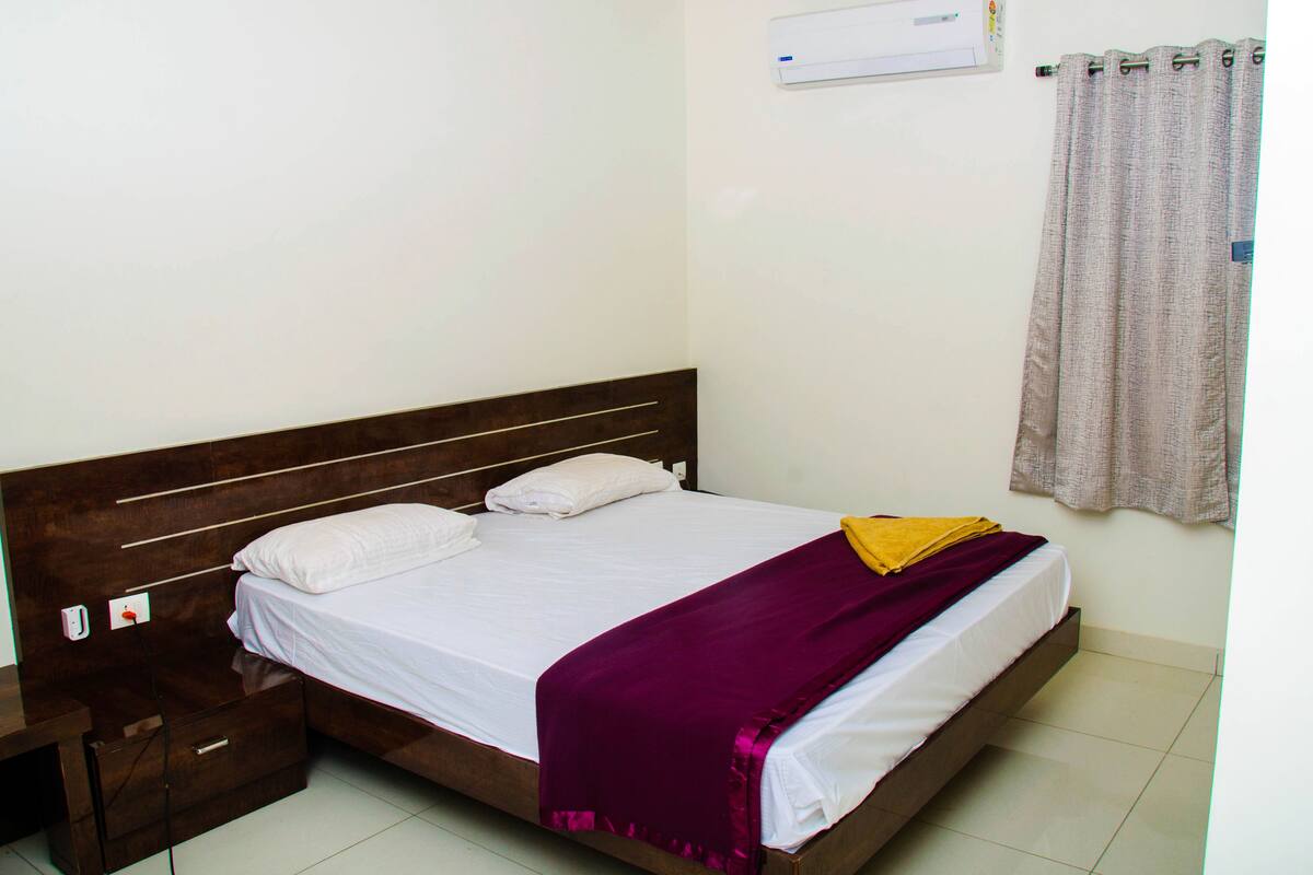 Deluxe AC Room | Bathroom | Shower, towels