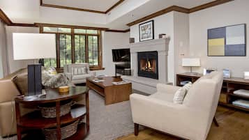 Condo, 2 chambres | Aire de séjour | Téléviseur connecté