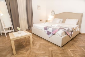 2 bedrooms, iron/ironing board, WiFi, bed sheets - 2BD Centre 80sq.Apartment w/High Ceiling&Balcony near main Shota Rustaveli ave (ძველი თბილისი)