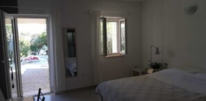 Studio, Sea view, Terrace, Ground floor | เตารีด/โต๊ะรีดผ้า, Wi-Fi ฟรี, ผ้าปูที่นอน