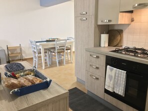 Microondas, cafetera y tetera y utensilios de cocina 