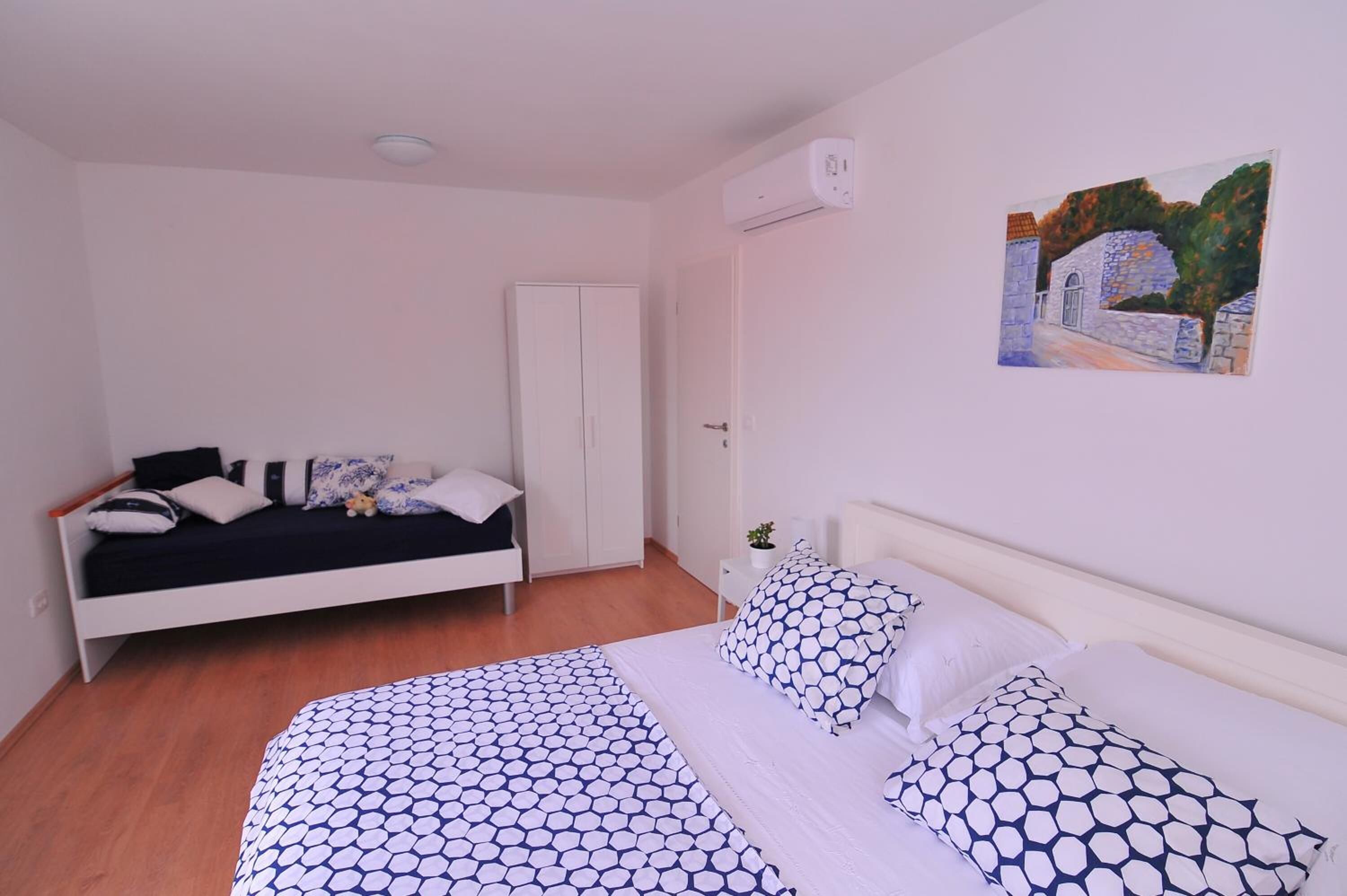 Tabla de planchar con plancha, wifi gratis y ropa de cama 