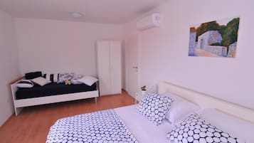 Tabla de planchar con plancha, wifi gratis y ropa de cama