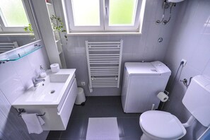 Apartment, 2 Schlafzimmer | Badezimmer | Handtücher, Seife, Toilettenpapier