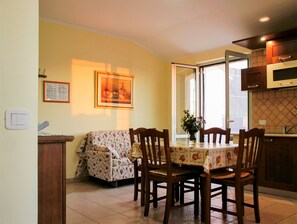 Apartment, 2 Schlafzimmer, Balkon, Meerblick (Belvedere) | Wohnbereich | Flachbildfernseher