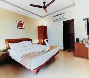 Deluxe Room with Sitout Swimming Pool facing | Desk, free WiFi, bed sheets - Bliss County Resort (Mahabaleshwar)