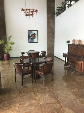Dining - Flat in Barra, with safety and comfort. (Graça)