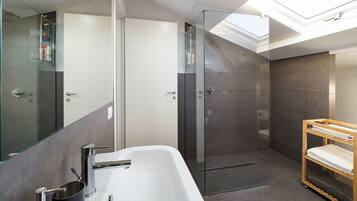Villa, 5 Bedrooms | Bathroom sink