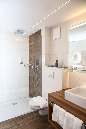Comfort Double Room | Bathroom | Free toiletries, hair dryer, bathrobes, slippers - Hotel Post Kappl (Kappl)