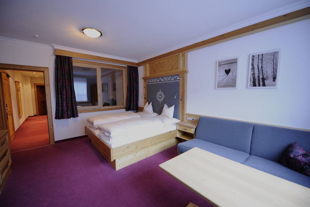 Habitación familiar (Deluxe) | Escritorio, sistema de insonorización, wifi gratis y ropa de cama