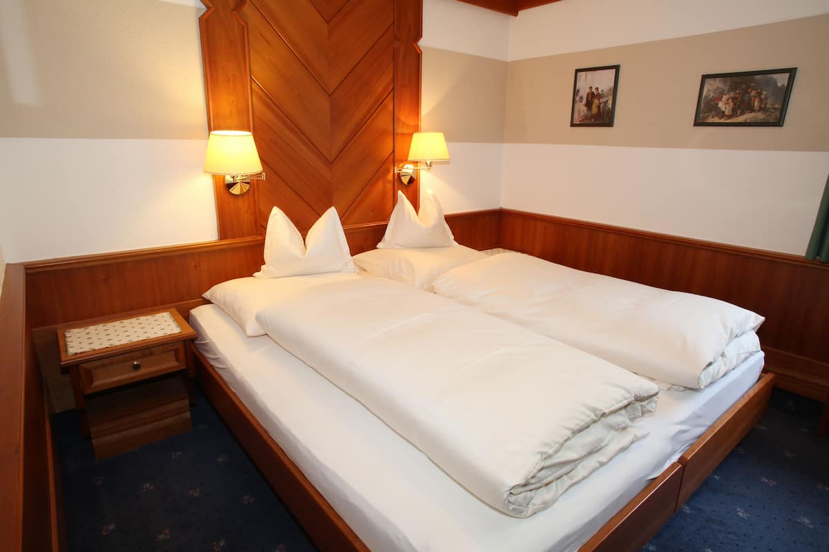Kamar Double Standar | Meja kerja, kedap suara, Wi-Fi gratis, dan seprai linen
