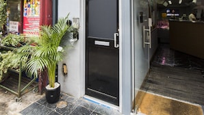 Una fachada con un letrero que dice "THE BEST CITY FLORAL PLANTS".