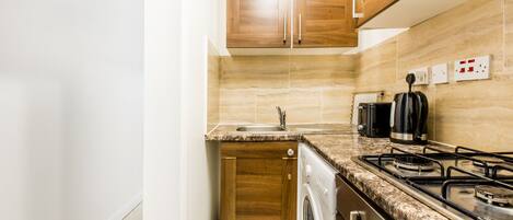 Apartamento standard | Cozinha privada | Geladeira grande, micro-ondas, fogão, chaleira elétrica
