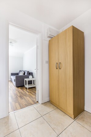 Standard-Apartment, 1 Doppelbett und Schlafsofa, Nichtraucher, allergikerfreundlich | Schrank