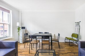 Apartamento estándar | Servicio de comidas en la habitación