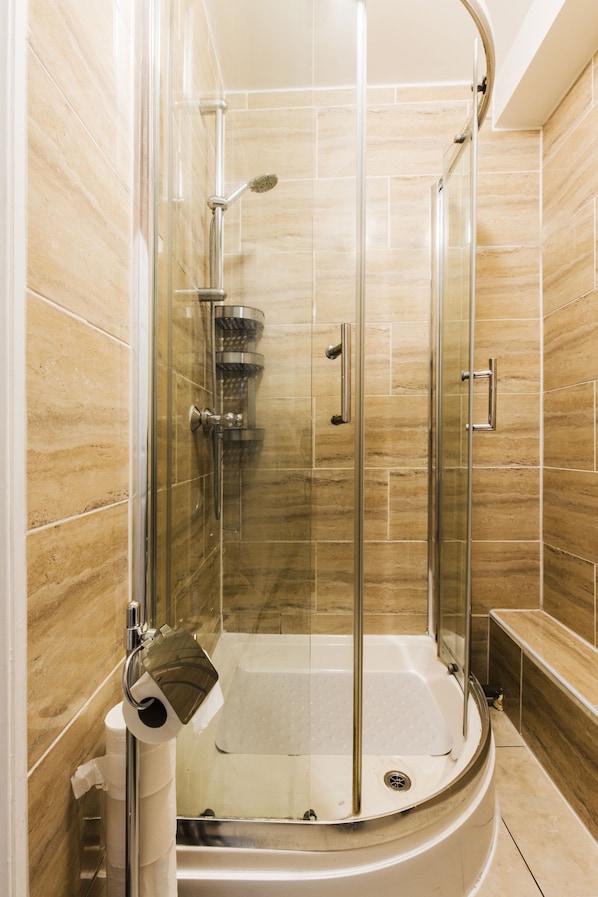 Departamento estándar | Baño | Regadera, secadora de cabello, toallas, jabón 