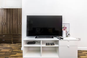 Standard-Apartment | Wohnzimmer | 42-Zoll-LED-Fernseher mit Digitalempfang, Netflix, Smart Speakers