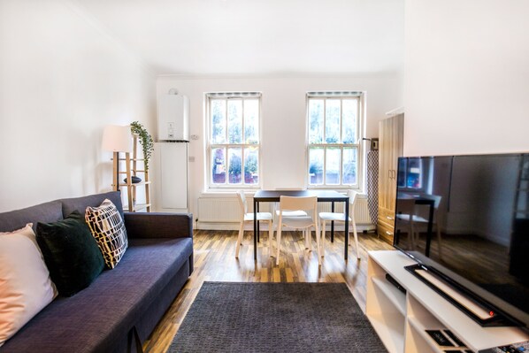 Standard-Apartment | Wohnzimmer | 42-Zoll-LED-Fernseher mit Digitalempfang, Netflix, Smart Speakers