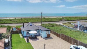 Una casa con patio, vista sul mare e giardino recintato.