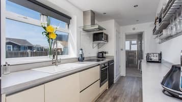 Cottage, 2 Bedrooms | Private kitchen | Full-sized fridge, microwave, oven, stovetop