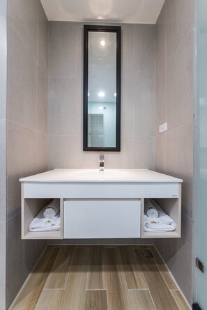 Basic Double Room | Bathroom | Shower, rainfall showerhead, free toiletries, hair dryer - Jia Welcome Home (Tainan)