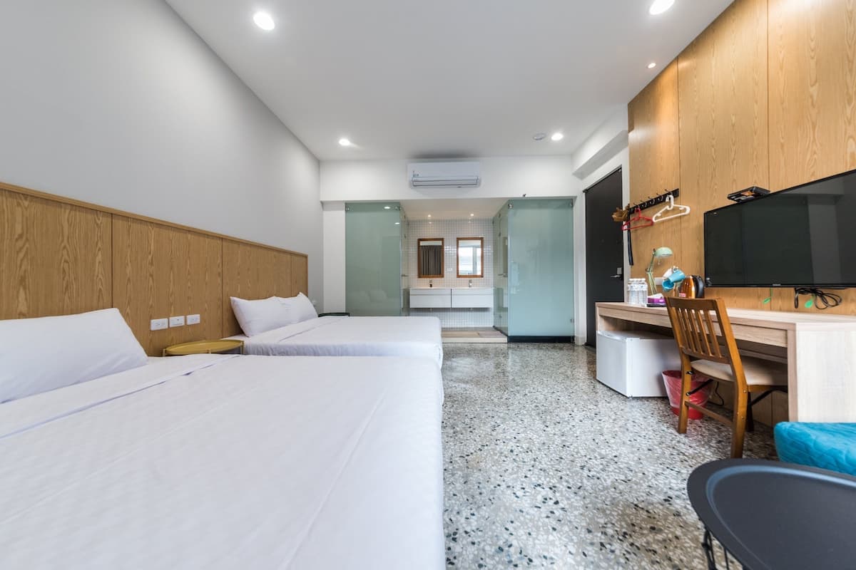 Habitación cuádruple | Escritorio, cortinas opacas, sistema de insonorización